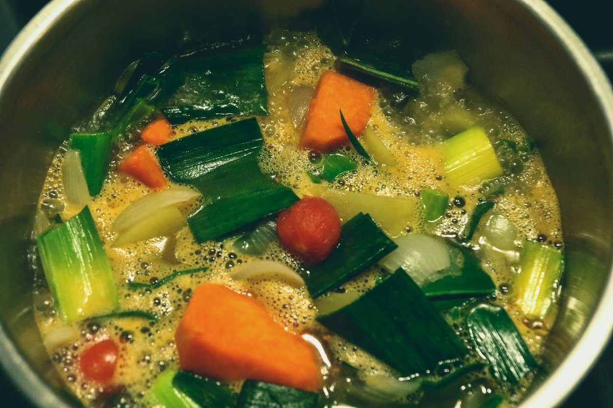 Marmite de légumes qui mijotent : carottes, poireau, oignon