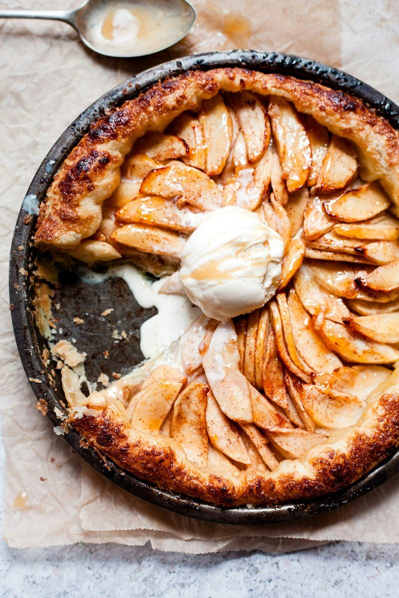 Tarte aux pommes rustique dans un moule noir, vue de dessus